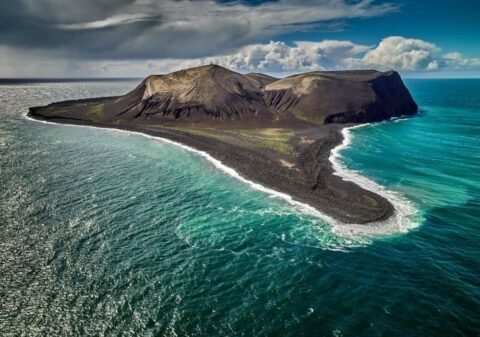 Flygbild över den obebodda vulkanön Surtsey i havet